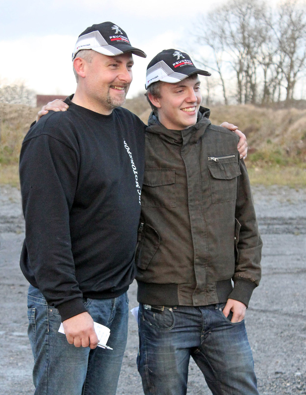 John og Johnni B. Christensen har kørt motorløb sammen i 4 år, idet minimums-alederen for erhvervelse af rallylicens er 14 år.
(Foto: Finn Bojer)